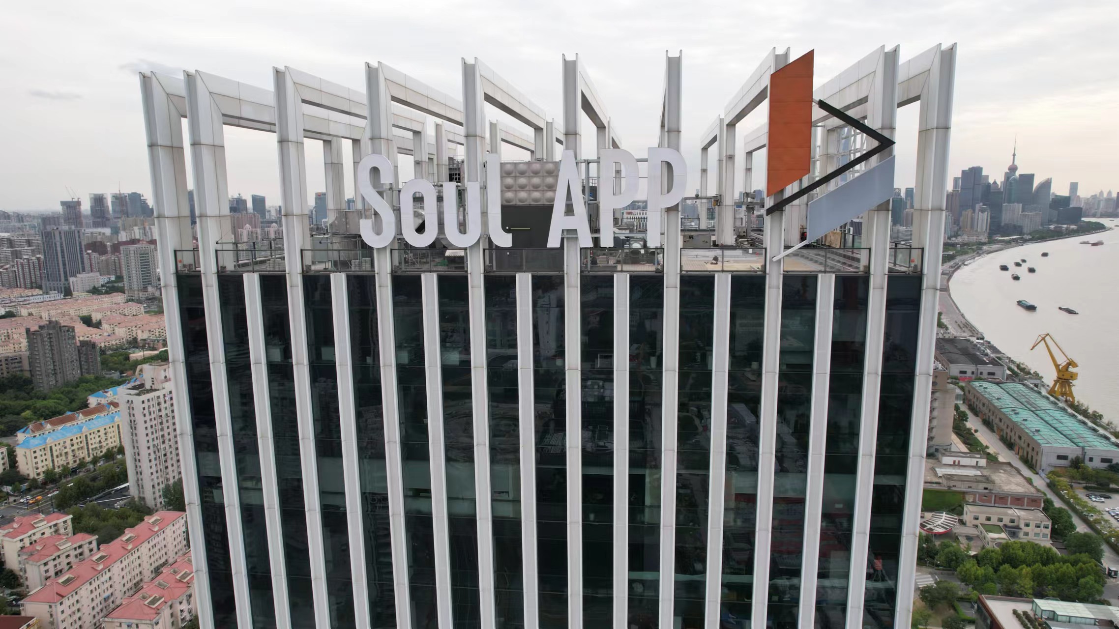 上海100米以上大楼幕墙发光字专业供应商——上海恒心广告集团