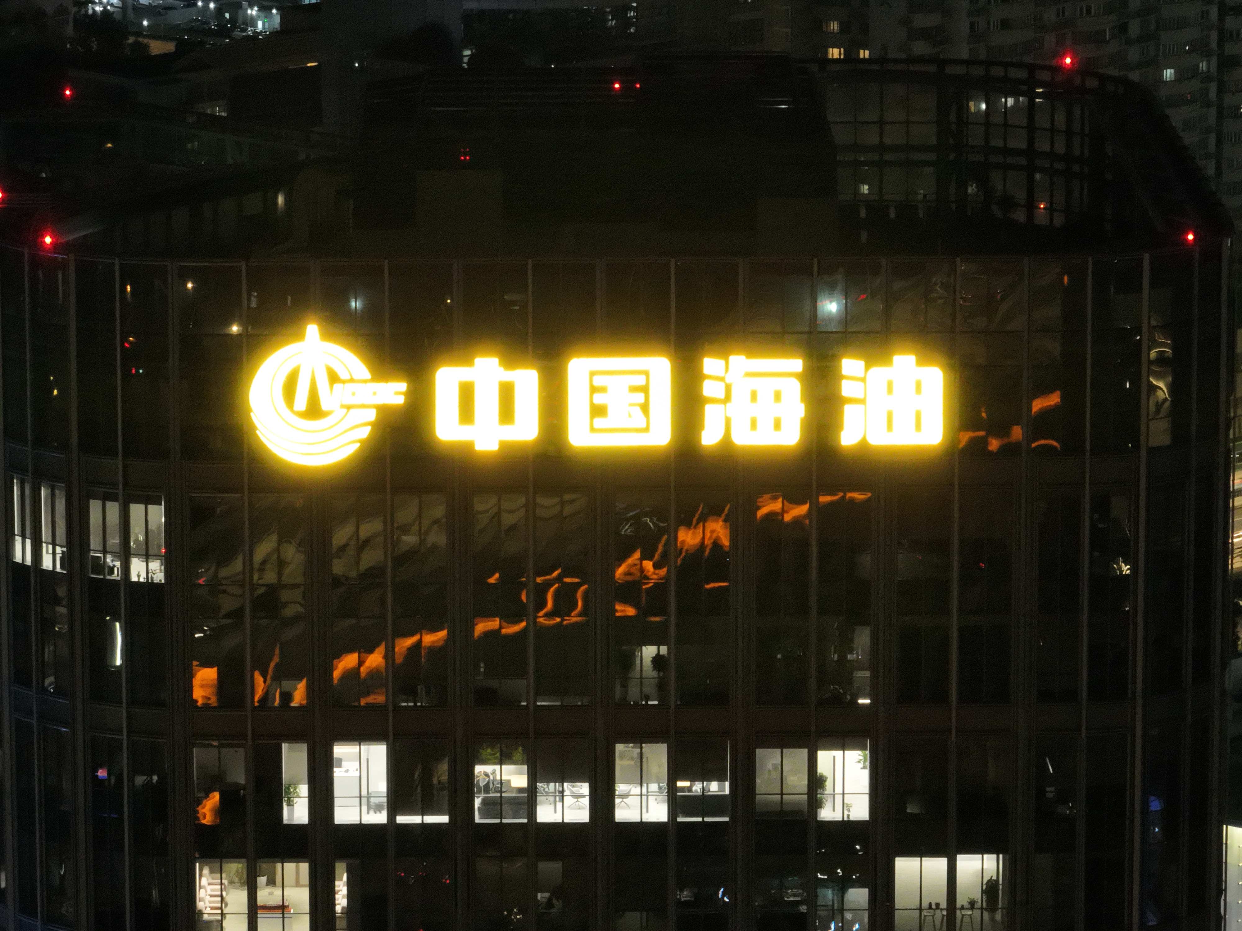 ​外滩陆家嘴楼顶发光字专业服务商，点亮滨江企业品牌天际线