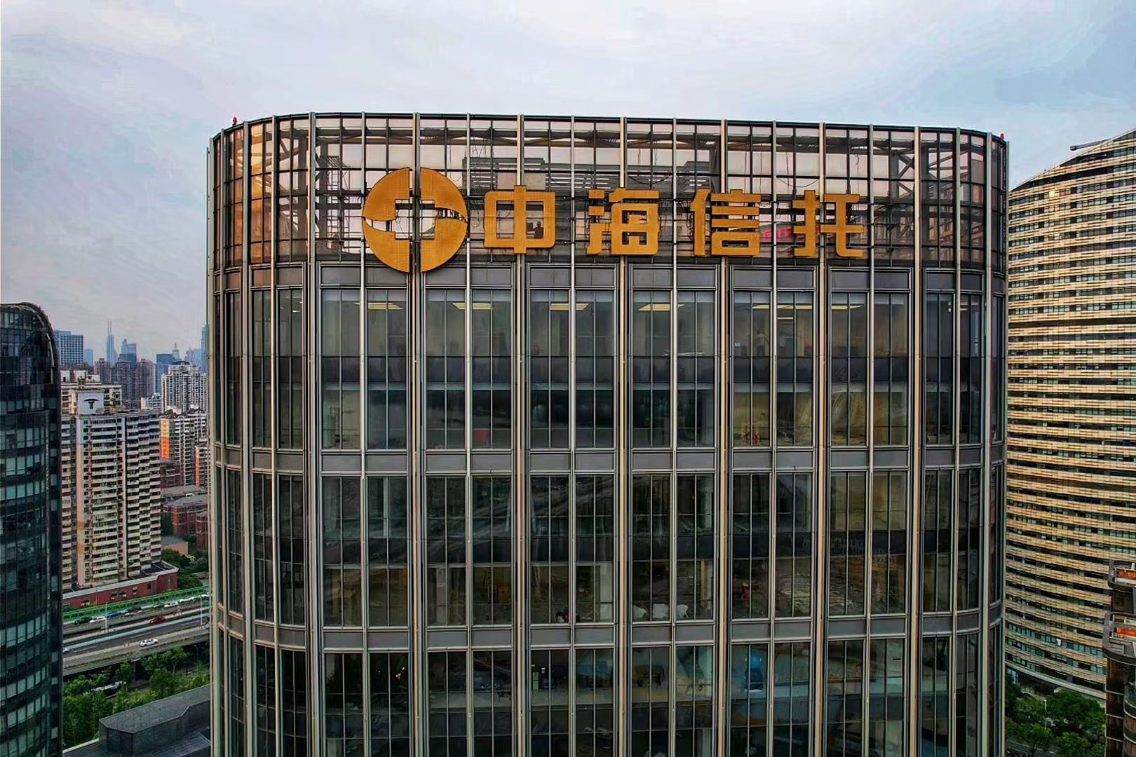 幕墙发光字和普通发光字有什么区别？核心差异解析