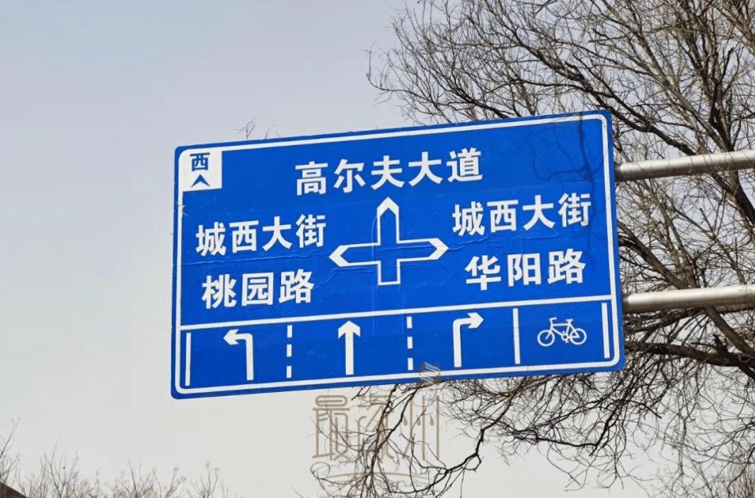 交通路口指示牌：规划道路交通的重要一环